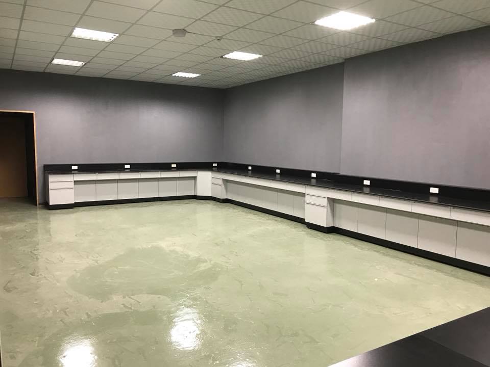 化學實驗室規劃怎麼做?7大設計重點、動線規劃與安全規範指南 16 加長型實驗桌-潔錠木製實驗桌