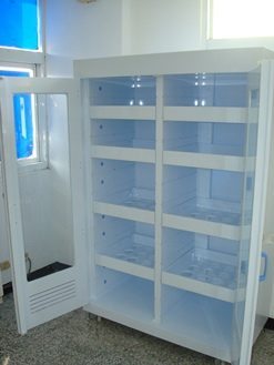 白色多層置物櫃，櫃門開啟展示內部層架