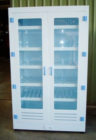 白色玻璃門藥品櫃與內部層架