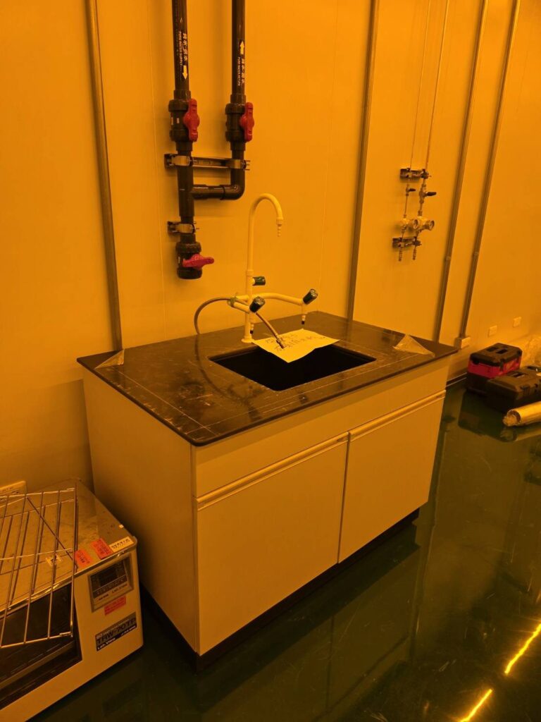 黑色檯面水槽桌與上方抽氣管