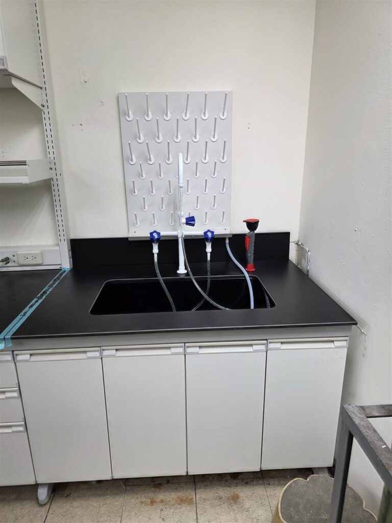 水槽工作檯與上方晾乾架