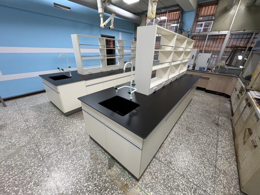 中央水槽實驗桌與上方置物架