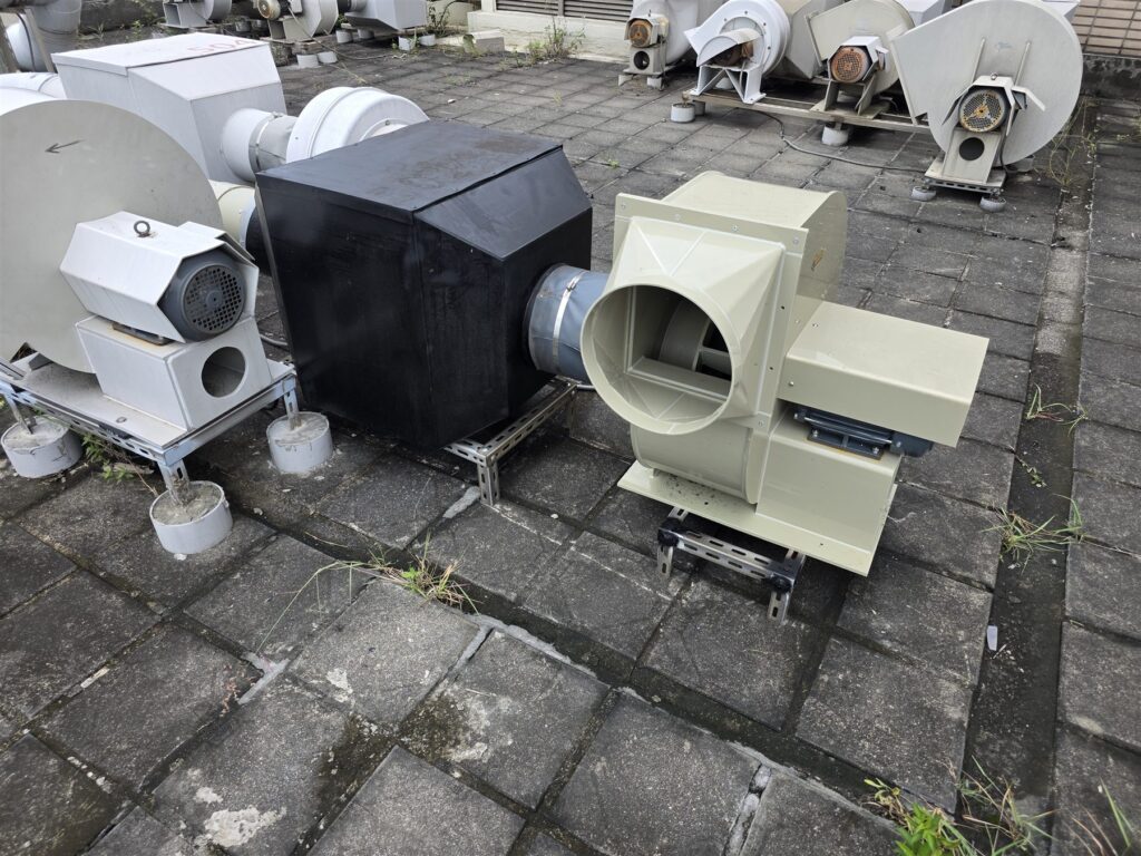 三台離心風機放置於地面