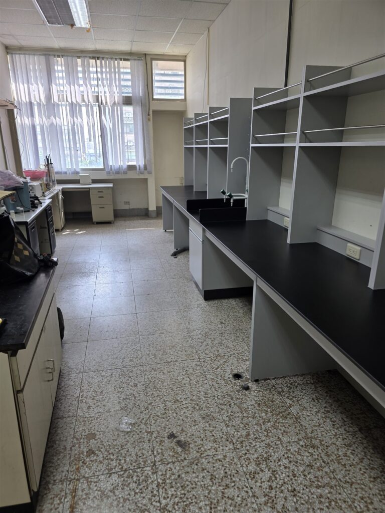 靠窗的長型實驗桌與上方層架