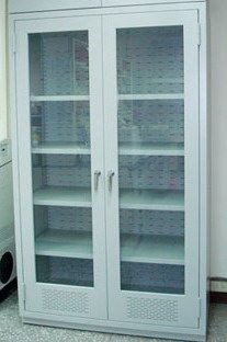 白色玻璃門儲存櫃與內部層架