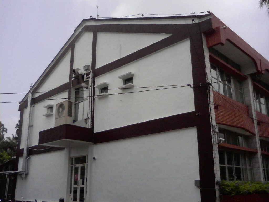安裝排風設備的建築外觀