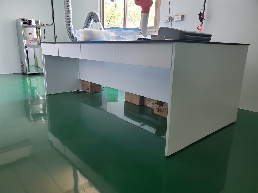 客製簡易實驗桌與黑色檯面