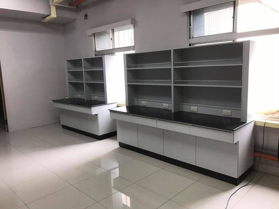 附開放層架的耐強鹼實驗桌