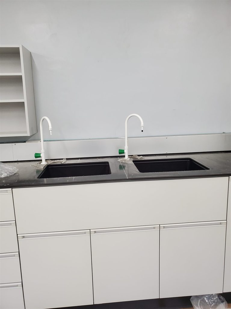 雙水槽實驗桌與兩組水龍頭